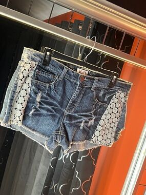 🌸 MUDD LUXE 🌸 BRAND NEW SIZE 13 🏷️ Floral Embroidered Low-Rise Shorties 🕊️